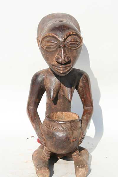 Luba(porteuse de coupe), d`afrique : Rép.démoncratique du Congo., statuette Luba(porteuse de coupe), masque ancien africain Luba(porteuse de coupe), art du Rép.démoncratique du Congo. - Art Africain, collection privées Belgique. Statue africaine de la tribu des Luba(porteuse de coupe), provenant du Rép.démoncratique du Congo., 1339/5288.Belle statue Luba:porteuse de coupe.Ce sont des statues anthropomorphes utilisées par les médiums pour influencer magiquement le cours des choses.La porteuse de coupe représente le devin portant le mboko(calabasse)dans laquelle résident leurs esprits.Ainsi elles peuvent guérir,protéger une famille où un village contre le malheur. Elle joue aussi un rôle divinatoire,le devin faisant parler la statue par un ventriloque. Belle statue représentant une femme assise tenant dans ses mains un récipiant(une calabasse)où l